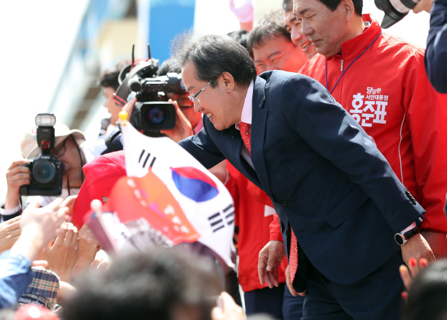 자유한국당 홍준표 대선후보가 6일 오후 인천시 월미도에서 지지자들에게 인사하고 있다. [사진=연합뉴스]
자유한국당 홍준표 대선후보가 6일 오후 인천시 월미도에서 지지자들에게 인사하고 있다. [사진=연합뉴스]