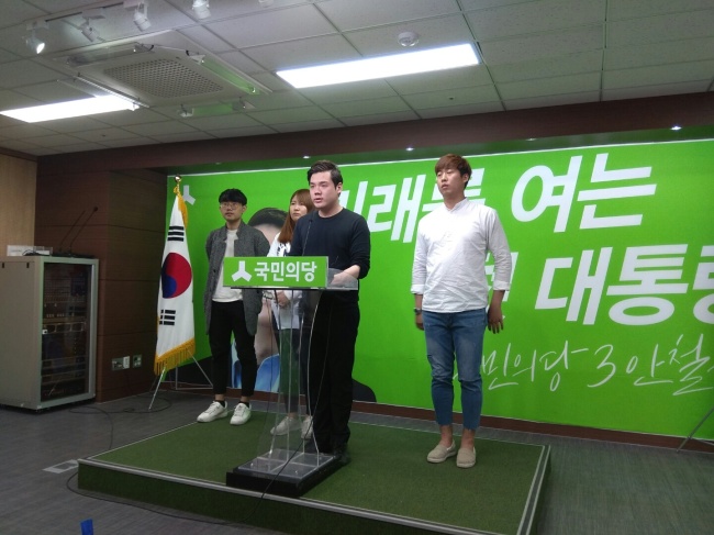 문준용씨 취업특혜 의혹과 관련해 취업준비생들이 6일 오후 여의도 국민의당 당사에서 성명서를 발표하고 있다. 홍태화 기자/th5@heraldcorp.com
문준용씨 취업특혜 의혹과 관련해 취업준비생들이 6일 오후 여의도 국민의당 당사에서 성명서를 발표하고 있다. 홍태화 기자/th5@heraldcorp.com
