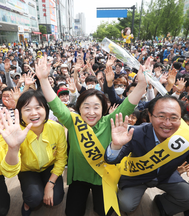 정의당 심상정 대선후보가 6일 오후 경기도 안산시 단원구 하이마트사거리에서 열린 유세에서 시민들과 기념촬영을 하고 있다.[사진=연합뉴스]
정의당 심상정 대선후보가 6일 오후 경기도 안산시 단원구 하이마트사거리에서 열린 유세에서 시민들과 기념촬영을 하고 있다.[사진=연합뉴스]