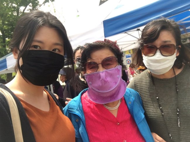 Citizens are seen covering their faces with face masks and sunglasses at the festival which took place in Yeoju, Gyeonggi Province, Saturday. (Kim Da-sol/The Korea Herald)