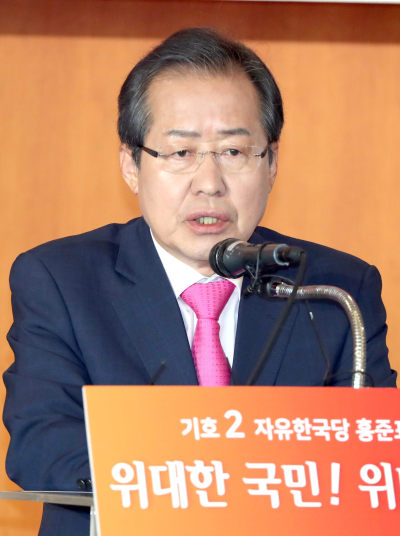 자유한국당 홍준표 후보가 대선을 하루 앞둔 8일 오전 부산 해운대그랜드호텔에서 대국민 기자회견을 하고 있다.[사진제공=연합뉴스]