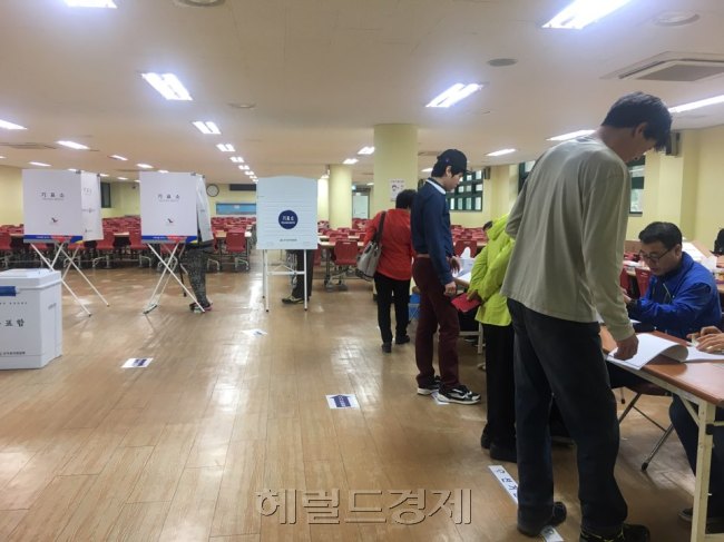 9일 서울 서대문구 연희 제8투표소에서 시민들이 소중한 한표를 행사하고 있다. 김유정 기자/kula@heraldcorp.com