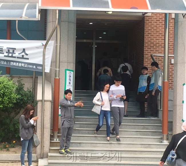 9일 서울 서대문구 연희동 제8투표소에서 투표를 마친 시민들이 인증샷을 찍고 있다. 이유정 기자/kula@heraldcorp.com
