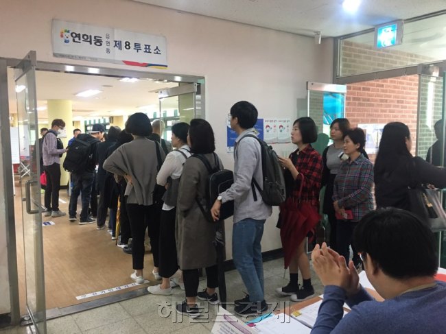 9일 서울 서대문구 연희동 제8투표소에서 시민들을 투표를 하기 위해 줄을 서고 있다. 이유정 기자/kula@heraldcorp.com