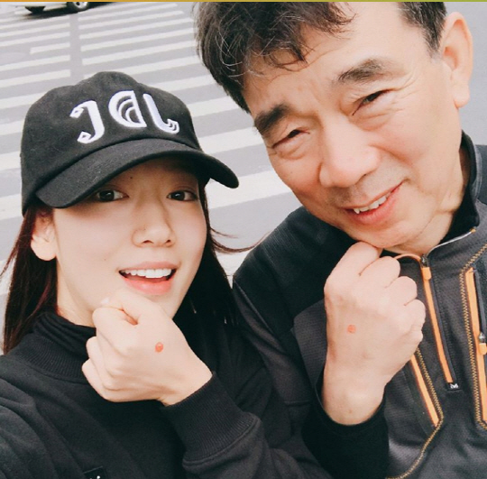 Park Shin-hye, left, and her father (Park Shin-hye's Instagram)
