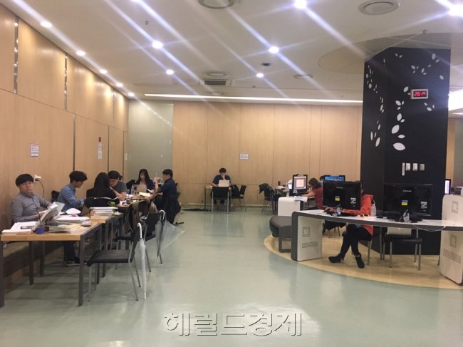 제19대 대통령 선거일인 9일 오후 서울 서대문구 연세대 중앙도서관은 휴일임에도 불구하고 시험공부, 취업준비 등을 위해 학교를 찾은 학생들로 북적였다. 이유정 기자/kula@heraldcorp.com