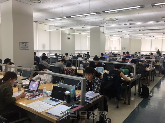 제19대 대통령 선거일인 9일 오후 서울 서대문구 연세대 중앙도서관은 휴일임에도 불구하고 시험공부, 취업준비 등을 위해 학교를 찾은 학생들로 북적였다. 이유정 기자/kula@heraldcorp.com
