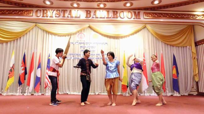 caption
A Thai group performs a traditional dance with a musical instrument called the khaen.   Vientiane Times
　
　