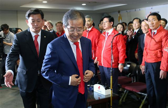 자유한국당 홍준표 대선후보가 9일 저녁 서울 여의도 당사 개표상황실을 방문해 당 지도부와 인사를 나누고 “출구조사 결과가 사실이면 당을 재건한 것에 만족한다”고 밝히고 상황실을 떠나고 있다.  [연합뉴스]