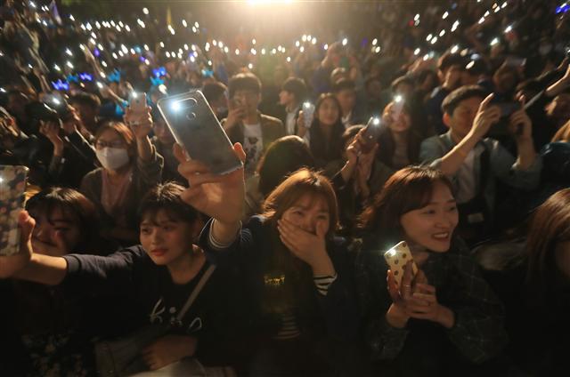 9일 밤 서울 종로구 세종로공원에서 문재인 대통령 당선인의 지지자들이 문 당선인이 등장하자 환호하고 있다. [연합뉴스]