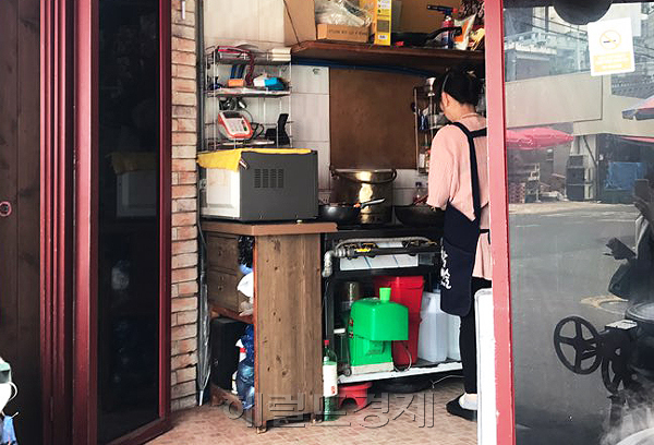 서울 후암시장 자영업자들은 소액 결제 카드 수수료에 대한 면제를 우선 바라고 있다. 상인들은 경리단길, 해방촌이 뜨면서 후암동까지도 개발 열풍이 불고 있지만, 정작 건물주들만 배불리고 있다면서 임차인 보호강화를 요구했다.