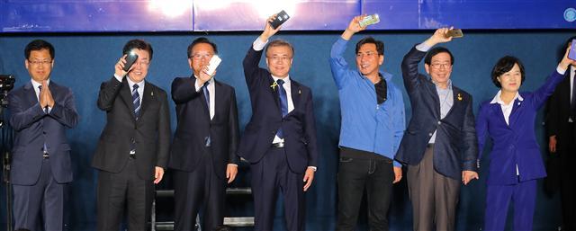 문재인 19대 대통령 당선인이 대선주자를 두고 경쟁했던 예비 대선주자들과 9일 오후 서울 세종로 공원에서 열린 시민들과 함께하는 개표방송에서 승리의 인사를 하고 있다. (왼쪽부터) 이재명 성남시장, 김부겸 공동선대위원장, 문재인 대통령, 안희정 충남지사.  [연합뉴스]
