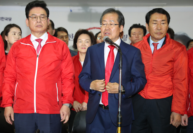 자유한국당 홍준표 대선후보가 9일 저녁 서울 여의도 당사 개표상황실을 방문해 당 지도부와 인사를 나누고 "출구조사 결과가 사실이면 당을 재건한 것에 만족한다"고 밝히고 있다.[사진=연합뉴스]
자유한국당 홍준표 대선후보가 9일 저녁 서울 여의도 당사 개표상황실을 방문해 당 지도부와 인사를 나누고 "출구조사 결과가 사실이면 당을 재건한 것에 만족한다"고 밝히고 있다.[사진=연합뉴스]