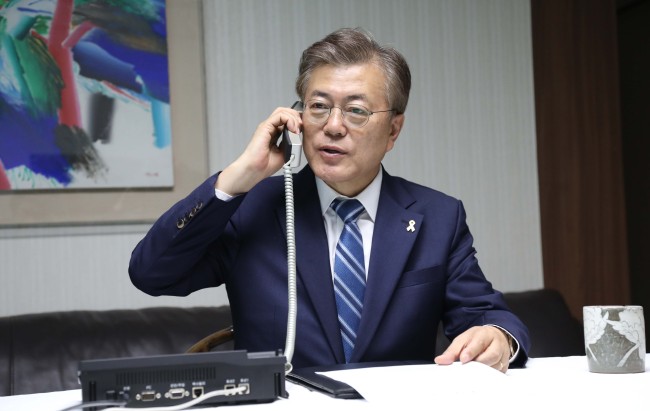 President Moon Jae-in speaks on the phone with Lee Sun-jin, chairman of the Joint Chiefs of Staff, Wednesday at his home in Seodaemun-gu, Seoul. (Yonhap)