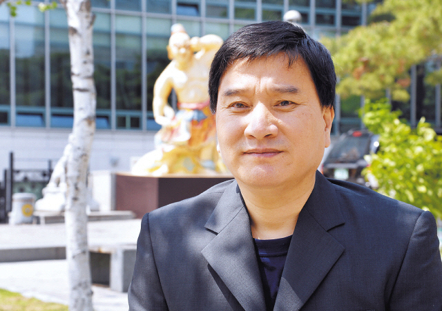 이원복 한국채식연합 대표는 많은 독서와 연구 끝에 건강을 위해 가장 이상적인 식단은 채식이라고 말한다.  윤병찬 기자/yoon4698@