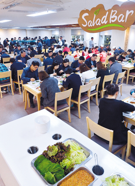 식당에는 자율배식대가 설치돼 있다. 쌈 채소와 쌈장을 더 가져다 먹을 수 있다.
이상섭 기자
babtong@