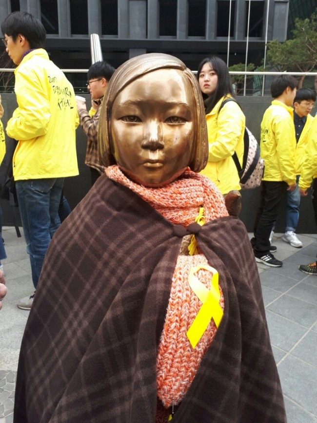 서울 종로구 일본대사관 앞 평화로에 위치한 평화비 소녀상의 모습. [헤럴드경제DB]
서울 종로구 일본대사관 앞 평화로에 위치한 평화비 소녀상의 모습. [헤럴드경제DB]