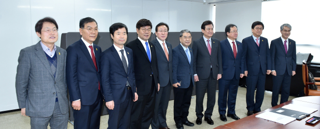 (사진 왼쪽부터) 조희연 서울교육감, 장만채 전남교육감, 김승환 전북교육감, 이청연 인천교육감, 민병희 강원교육감, 이재정 경기교육감, 김병우 충북교육감, 김석준 부산교육감, 최교진 세종교육감, 박종훈 경남교육감. [사진제공=전국시도교육감협의회]
(사진 왼쪽부터) 조희연 서울교육감, 장만채 전남교육감, 김승환 전북교육감, 이청연 인천교육감, 민병희 강원교육감, 이재정 경기교육감, 김병우 충북교육감, 김석준 부산교육감, 최교진 세종교육감, 박종훈 경남교육감. [사진제공=전국시도교육감협의회]
