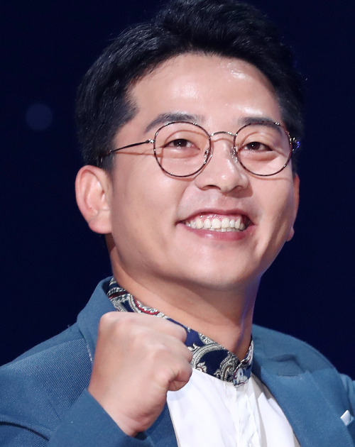 [코미디언 김준호가 10일 오후 서울 영등포구 KBS별관공개홀에서 열린 ‘개그콘서트 900회 특집’ 기자간담회에서 포즈를 취하고 있다. 사진제공=연합뉴스]