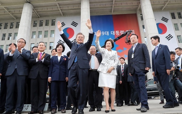 President Moon Jae-in waves at people after his inauguration speech. (Yonhap)