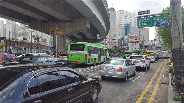 서울 성북구 아리랑고개입구삼거리 차선 위에서 우이신설경전철 공사가 진행되면서 차선 위에서 이뤄지는공사로 인해 차량 정체가 일어나고 있다.