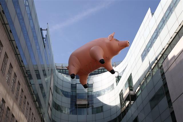 <YONHAP PHOTO-0272> The Pink Floyd inflatable pig floats next to Broadcasting House to promote their new exhibition at the V&A museum, in London, Britain May 10, 2017. REUTERS/Neil Hall/2017-05-11 01:35:51/ <저작권자 ⓒ 1980-2017 ㈜연합뉴스. 무단 전재 재배포 금지.>
