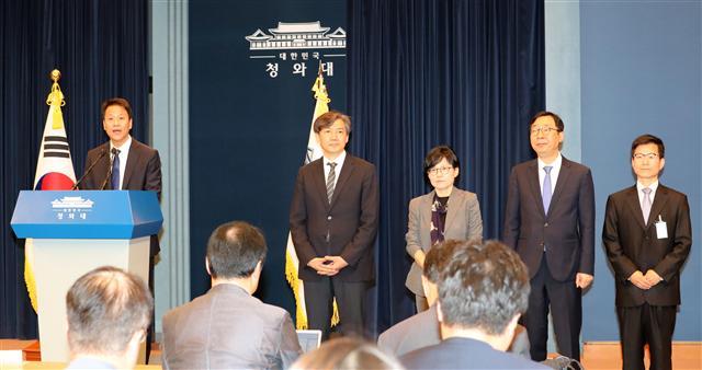 임종석 대통령 비서실장이 11일 청와대 춘추관 대브리핑실에서 주요 수석을 발표하고 있다. 왼쪽 두 번째부터 조국 민정수석, 조현옥 인사수석, 윤영찬 홍보수석, 이정도 총무비서관