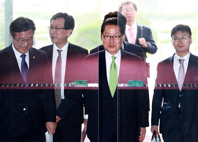 당대표직 사퇴 의사를 밝힌 국민의당 박지원 대표(가운데)가 11일 오전 서울 여의도 국회 본청에서 열린 최고위원-국회의원 연석회의에 참석하며 더불어민주당 윤호중 정책위의장(왼쪽)과 대화하고 있다. 국민의당 지도부는 이날 총사퇴를 결의했다. [연합뉴스]