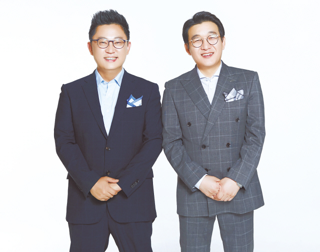 ▲ 두끼 떡볶이를 운영하는 (주)다른 김관훈(왼쪽)ㆍ박도근 대표는 ‘떡볶이의 세계화’를 향해 서로 뭉쳤다. 서로 다른 스타일이라 ‘다른’이라는 이름으로 합쳤지만, 글로벌 푸드시장에 대한 도전과 꿈은 동일하다.
◀두끼 떡볶이 이미지.