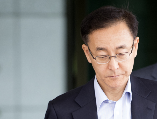 <YONHAP PHOTO-2839> 굳은 표정의 김수남 총장 (서울=연합뉴스) 윤동진 기자 = 김수남 검찰총장이 11일 점심시간에 서울 서초구 대검찰청에서 나서고 있다. 2017.5.11 mon@yna.co.kr/2017-05-11 13:58:03/ <저작권자 ⓒ 1980-2017 ㈜연합뉴스. 무단 전재 재배포 금지.>
<YONHAP PHOTO-2839> 굳은 표정의 김수남 총장 (서울=연합뉴스) 윤동진 기자 = 김수남 검찰총장이 11일 점심시간에 서울 서초구 대검찰청에서 나서고 있다. 2017.5.11 mon@yna.co.kr/2017-05-11 13:58:03/ <저작권자 ⓒ 1980-2017 ㈜연합뉴스. 무단 전재 재배포 금지.>