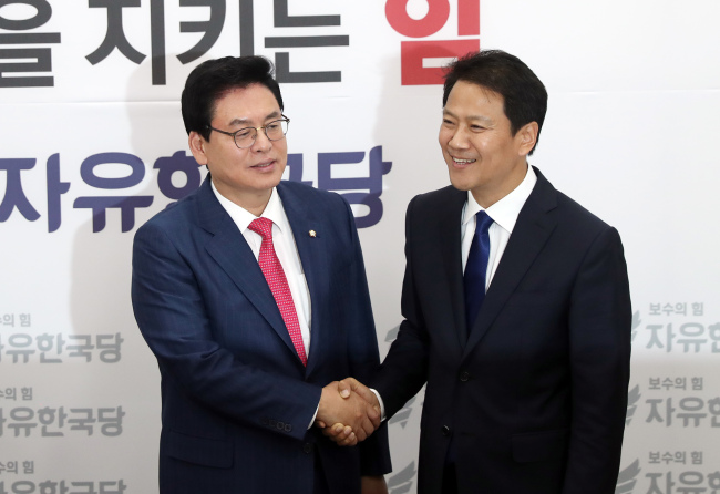 임종석 대통령 비서실장이 11일 오후 서울 여의도 국회에서 자유한국당 정우택 원내대표와 만나 악수를 하고 있다.[사진=연합뉴스]
임종석 대통령 비서실장이 11일 오후 서울 여의도 국회에서 자유한국당 정우택 원내대표와 만나 악수를 하고 있다.[사진=연합뉴스]