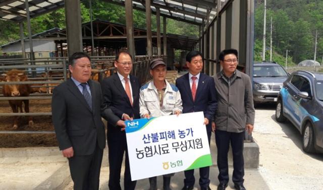 김태환 농협경제지주 대표이사가 강원도 산불지역 피해 농가를 방문해 위문품을 전달하고 기념촬영을 하고 있다. 왼쪽부터 이택렬 인제축협 조합장, 김태환 농협경제지주 축산경제 대표이사, 강원도 삼척시 농업인 이기호, 동해삼척태백축협 김진만 조합장, 농협사료 강원지사 류재연 사장  [사진제공=농협]