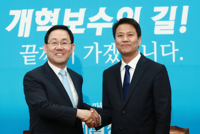 임종석 대통령 비서실장(오른쪽)이 11일 오후 서울 여의도 국회를 찾아 바른정당 주호영 원내대표와 악수하고 있다.[사진=연합뉴스]
임종석 대통령 비서실장(오른쪽)이 11일 오후 서울 여의도 국회를 찾아 바른정당 주호영 원내대표와 악수하고 있다.[사진=연합뉴스]