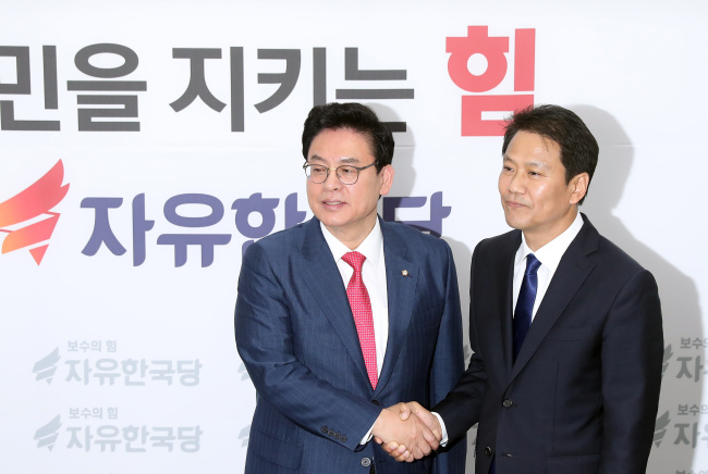 임종석 대통령 비서실장이 11일 오후 서울 여의도 국회에서 자유한국당 정우택 원내대표와 만나 악수를 하고 있다.[사진=연합뉴스]
임종석 대통령 비서실장이 11일 오후 서울 여의도 국회에서 자유한국당 정우택 원내대표와 만나 악수를 하고 있다.[사진=연합뉴스]