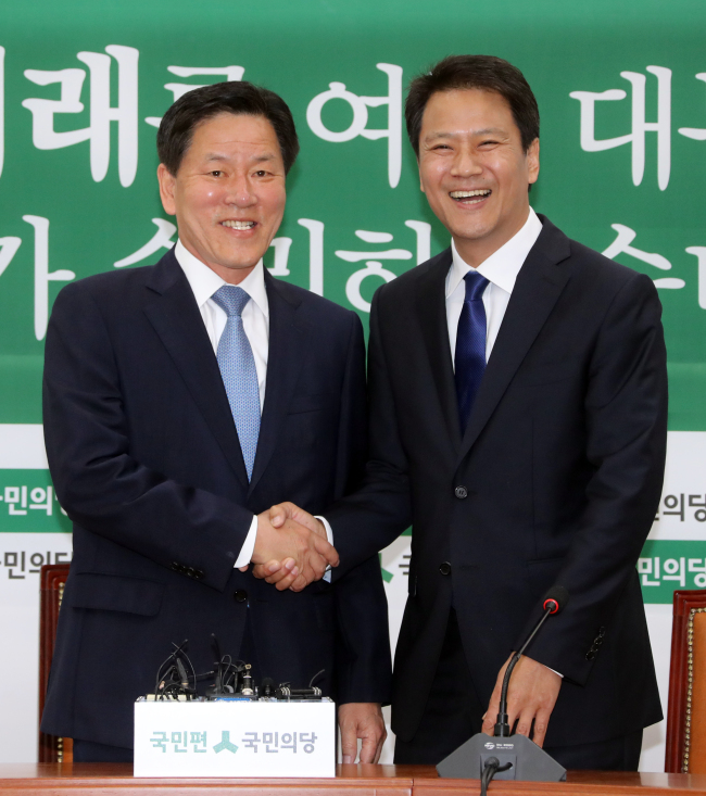 임종석 대통령 비서실장(오른쪽)이 11일 오후 국회를 찾아 국민의당 주승용 원내대표를 예방, 악수하고 있다.[사진=연합뉴스]
임종석 대통령 비서실장(오른쪽)이 11일 오후 국회를 찾아 국민의당 주승용 원내대표를 예방, 악수하고 있다.[사진=연합뉴스]