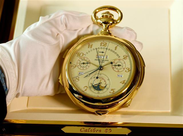 <YONHAP PHOTO-4891> The "Caliber 89" watch by Patek Philippe, the most complicated watch in the world when it was made in 1989, is pictured during a preview for Sotheby's auction house in Geneva, Switzerland May 11, 2017. REUTERS/Denis Balibouse/2017-05-11 21:55:04/ <저작권자 ⓒ 1980-2017 ㈜연합뉴스. 무단 전재 재배포 금지.>