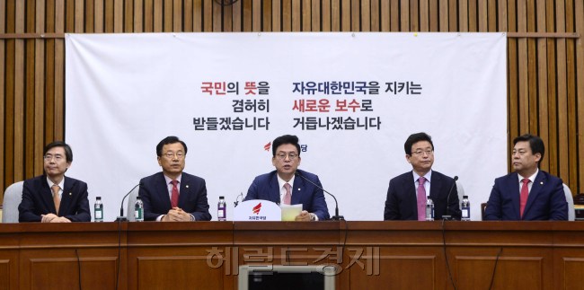 정우택 자유한국당 대표 권한대행 겸 원내대표가 12일 오전 서울 여의도 국회에서 열린 원내대책회의에서 모두발언을 하고 있다. [사진=박해묵 기자/mook@heraldcorp.com]