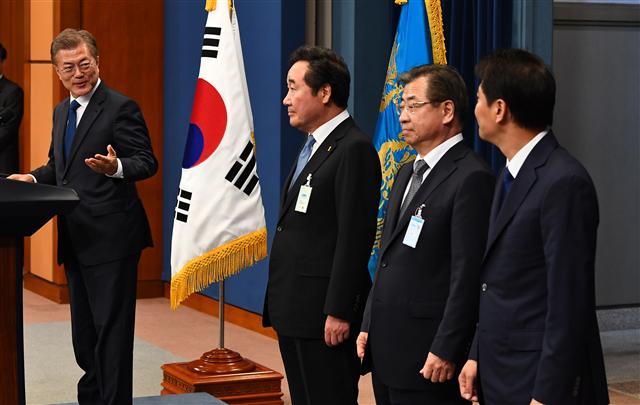 문재인 대통령은 지난 10일 이낙연 총리 후보자 지명을 직접 소개하면서 “이 지사님이 그 취지에 맞게 새 정부 통합과 화합을 이끌 적임자로 판단한다”고 의미를 부여했다.  [연합뉴스]