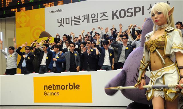 한국거래소 유가증권시장본부는 12일 서울사옥 홍보관에서 넷마블게임즈(주) 임직원들이 춤을 추며 상장 퍼포먼스를 하고있다.  [사진 제공=한국거래소]