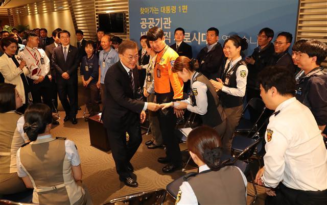 문재인 대통령이 12일 인천공항공사에서 열린 ‘찾아가는 대통령, 공공부문 비정규직 제로시대를 열겠습니다!’ 행사에 참석하며 참석자들과 인사하고 있다. [연합뉴스]