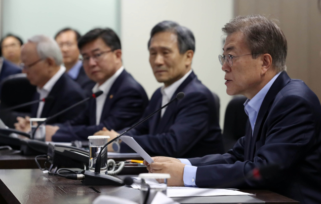 문재인 대통령이 14일 오전 청와대에서 북한의 탄도미사일 발사와 관련해 소집한 국가안전보장회의를 주재하고 있다.[사진=연합뉴스]
문재인 대통령이 14일 오전 청와대에서 북한의 탄도미사일 발사와 관련해 소집한 국가안전보장회의를 주재하고 있다.[사진=연합뉴스]