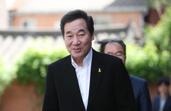 이낙연 국무총리 후보자가 본격적인 청문회 준비를 위해 14일 오후 서울 종로구 통의동 금융감독원 연수원에 마련된 사무실에 출근하고 있다.[사진=연합뉴스]
이낙연 국무총리 후보자가 본격적인 청문회 준비를 위해 14일 오후 서울 종로구 통의동 금융감독원 연수원에 마련된 사무실에 출근하고 있다.[사진=연합뉴스]