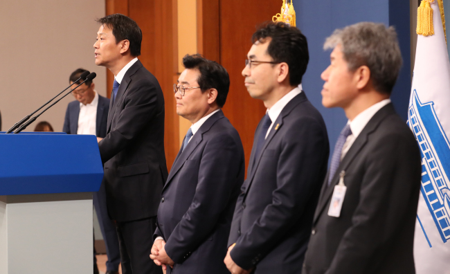 임종석 대통령 비서실장이 14일 청와대 춘추관 대브리핑실에서 전병헌 정무수석 등에 대한 인사를 발표하고 있다. 왼쪽부터 임 비서실장, 전병헌 정무수석, 하승창 사회혁신수석, 김수현 사회수석. [사진=연합뉴스]
임종석 대통령 비서실장이 14일 청와대 춘추관 대브리핑실에서 전병헌 정무수석 등에 대한 인사를 발표하고 있다. 왼쪽부터 임 비서실장, 전병헌 정무수석, 하승창 사회혁신수석, 김수현 사회수석. [사진=연합뉴스]