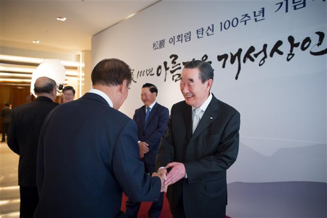 ‘OCI 창업주, 이회림 회장 탄생 100주년 기념식’에서 장남 이수영 OCI회장(오른쪽)이 손님들을 영접하고 있다.