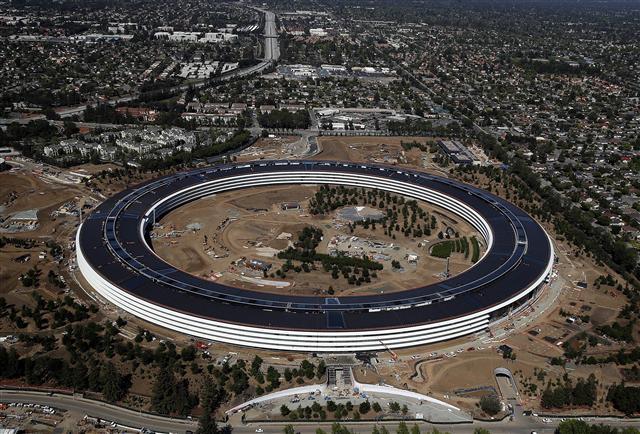 <YONHAP PHOTO-1233> CUPERTINO, CA - APRIL 28: An aerial view of the new Apple headquarters on April 28, 2017 in Cupertino, California. Apple's new 175-acre 'spaceship' campus dubbed "Apple Park" is nearing completion and is set to begin moving in Apple employees. The new headquarters, designed by Lord Norman Foster and costing roughly $5 billion, will house 13,000 employees in over 2.8 million square feet of office space and will have nearly 80 acres of parking to accommodate 11,000 cars. Justin Sullivan/Getty Images/AFP == FOR NEWSPAPERS, INTERNET, TELCOS & TELEVISION USE ONLY ==/2017-04-29 06:26:13/ <저작권자 ⓒ 1980-2017 ㈜연합뉴스. 무단 전재 재배포 금지.>
