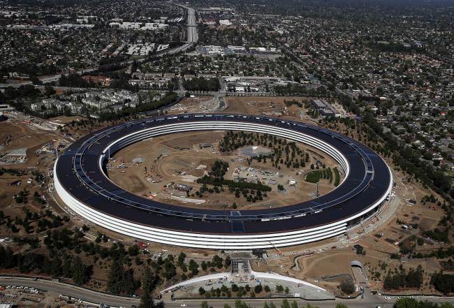 <YONHAP PHOTO-1233> CUPERTINO, CA - APRIL 28: An aerial view of the new Apple headquarters on April 28, 2017 in Cupertino, California. Apple's new 175-acre 'spaceship' campus dubbed "Apple Park" is nearing completion and is set to begin moving in Apple employees. The new headquarters, designed by Lord Norman Foster and costing roughly $5 billion, will house 13,000 employees in over 2.8 million square feet of office space and will have nearly 80 acres of parking to accommodate 11,000 cars. Justin Sullivan/Getty Images/AFP == FOR NEWSPAPERS, INTERNET, TELCOS & TELEVISION USE ONLY ==/2017-04-29 06:26:13/ <저작권자 ⓒ 1980-2017 ㈜연합뉴스. 무단 전재 재배포 금지.>
<YONHAP PHOTO-1233> CUPERTINO, CA - APRIL 28: An aerial view of the new Apple headquarters on April 28, 2017 in Cupertino, California. Apple's new 175-acre 'spaceship' campus dubbed "Apple Park" is nearing completion and is set to begin moving in Apple employees. The new headquarters, designed by Lord Norman Foster and costing roughly $5 billion, will house 13,000 employees in over 2.8 million square feet of office space and will have nearly 80 acres of parking to accommodate 11,000 cars. Justin Sullivan/Getty Images/AFP == FOR NEWSPAPERS, INTERNET, TELCOS & TELEVISION USE ONLY ==/2017-04-29 06:26:13/ <저작권자 ⓒ 1980-2017 ㈜연합뉴스. 무단 전재 재배포 금지.>