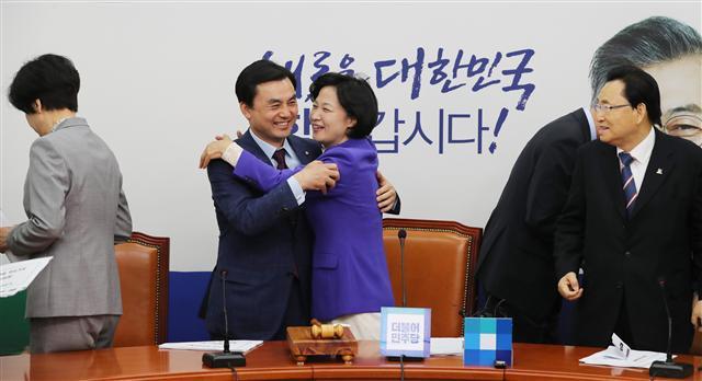 더불어민주당 추미애(오른쪽 두번째) 대표가 15일 오전 국회에서 최고위원회의를 마친 뒤 떠나는 안규백 사무총장과 포옹하고 있다. 추 대표는 이날 신임 사무총장에 이춘석 의원을 임명했다. [연합뉴스]