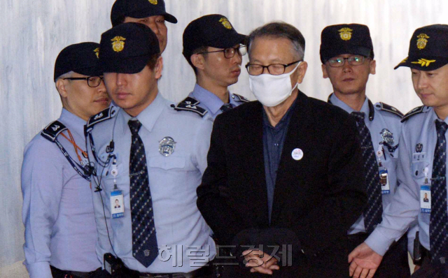 김기춘 전 청와대 비서실장이 15일 서울중앙지법 14차 공판에 출석하고 있다. 김 비서실장은 직권남용 권리행사방해등의 혐의를 받고 있다.  정희조 기자/checho@heraldcorp.com