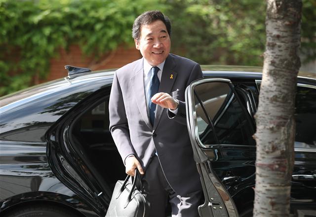 이낙연 국무총리 후보자가 15일 오전 서울 종로구 통의동 금융감독원 연수원에 마련된 국무총리 인사청문회 준비 사무실에 출근하고 있다. [연합뉴스]