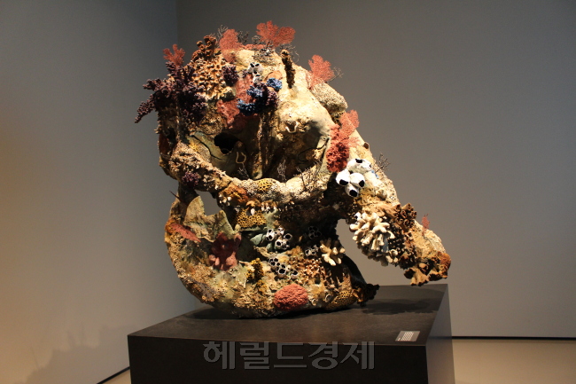 산호가 잔뜩 붙은 이 작품은 바다에서 건져올린 듯 보인다. 건져 올리는 장면을 사진으로 찍기도 했다. 사실은 산호마저도 전부 제작한 것이다. 진짜 산호는 없다. [사진=이한빛 기자/vicky@heraldcorp.com]